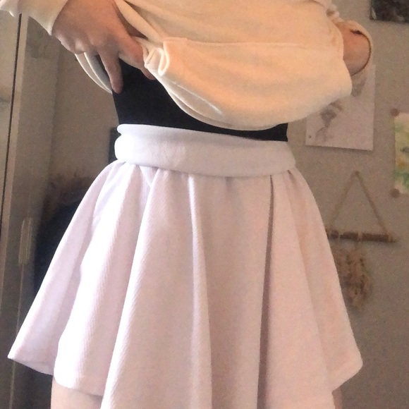 Small white good quality mini skirt > SMALL - Picture 4 of 5